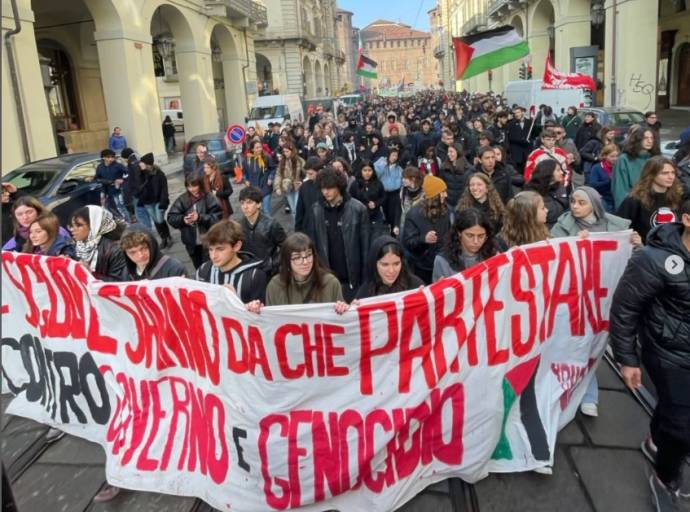 Il preside non autorizza l'assemblea del Kollettivo for Palestine e gli studenti dell'Einstein insorgono. «A scuola non si organizzano manifestazioni pro Hamas» il dictat